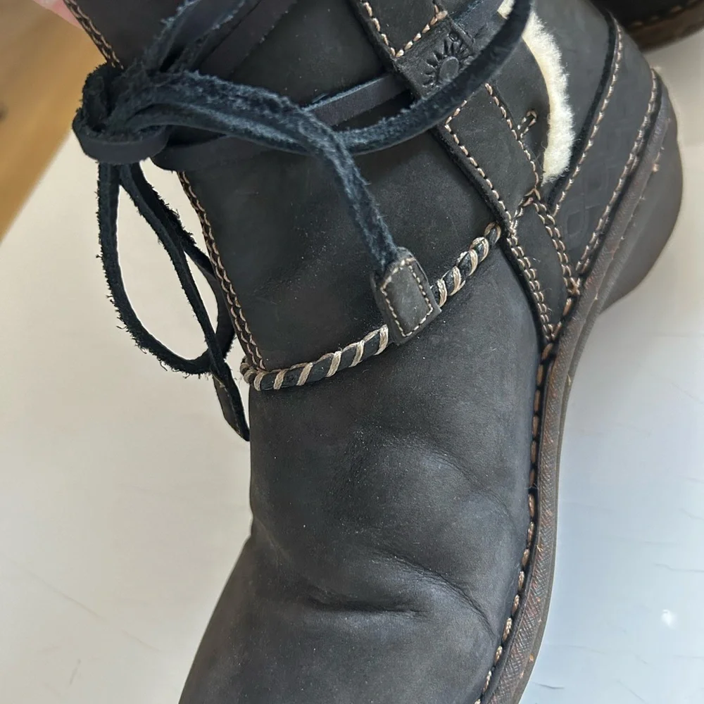 UGG Cove Black Size 8 Suede Shesrling Cream Lining Ankle Winter Boots